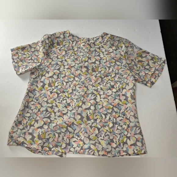 Nicola 2P light floral top. Buttons down back - Picture 5 of 8